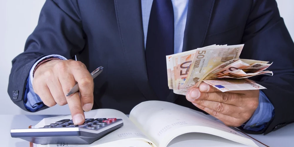 Латвийские чиновники получают слишком низкие зарплаты, утверждает эксперт