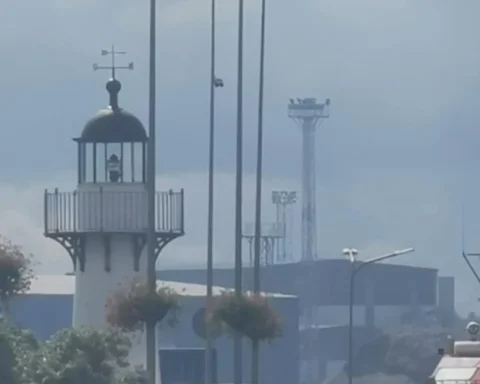 Маяк из парка Кронвальда установлен на новом месте в Риге