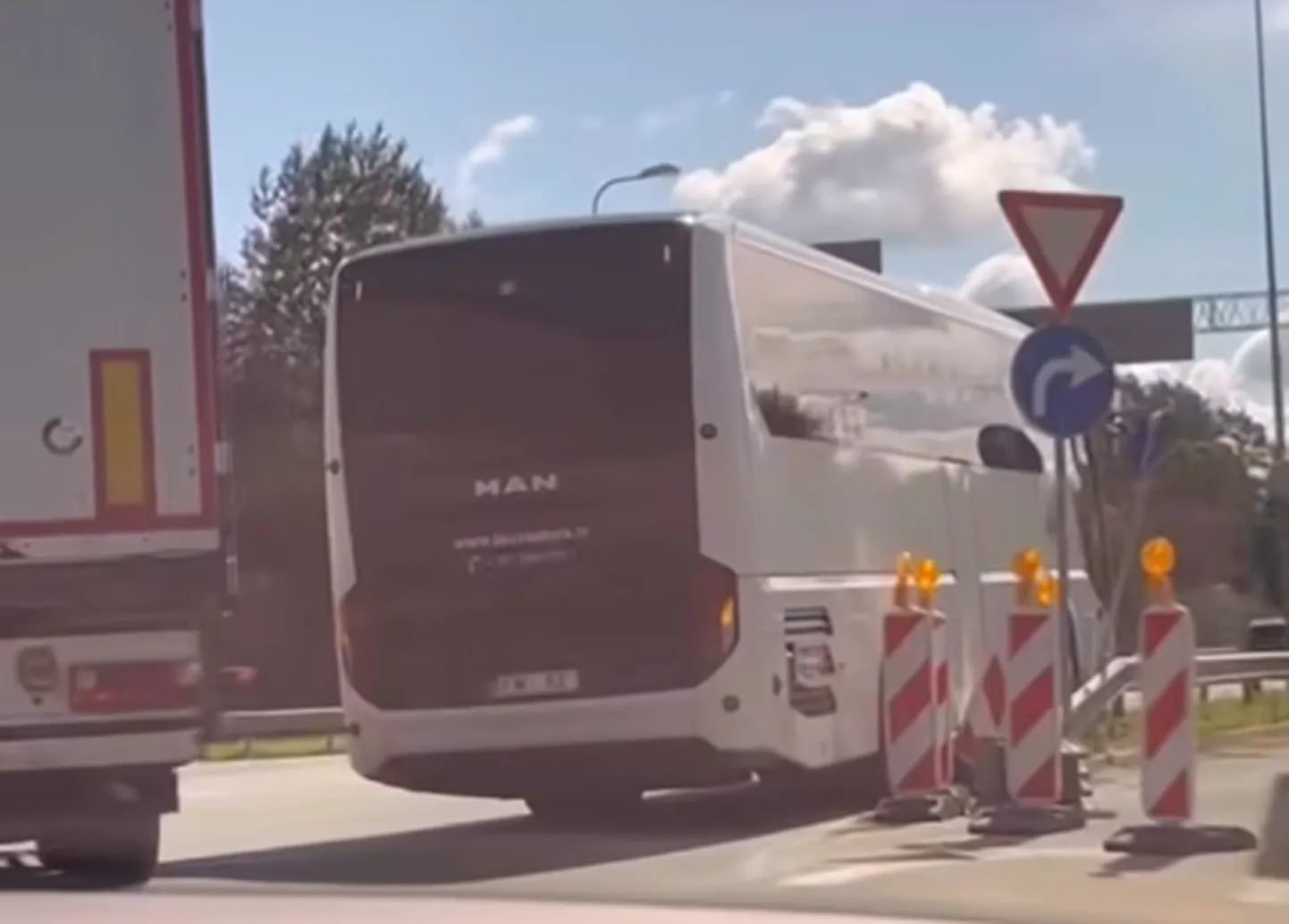 На Бауском шоссе произошло столкновение двух автобусов