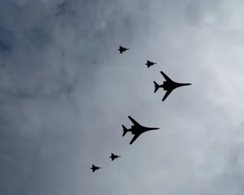 Над Ригой пролетели бомбардировщики B-1B США и истребители Венгрии и Швеции