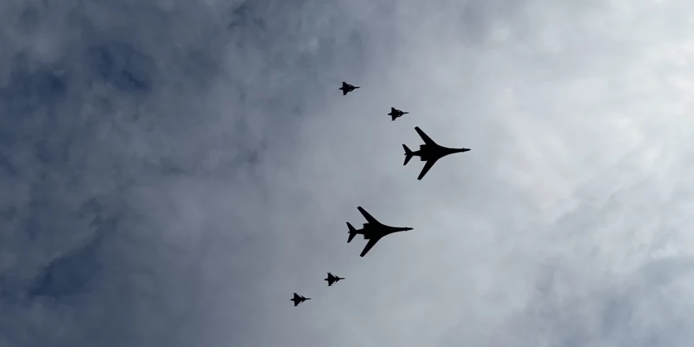 Над Ригой пролетели бомбардировщики B-1B США и истребители Венгрии и Швеции