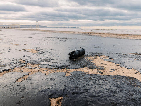 Нефть сбрасывают в море, вызывая угрозу экологической катастрофы