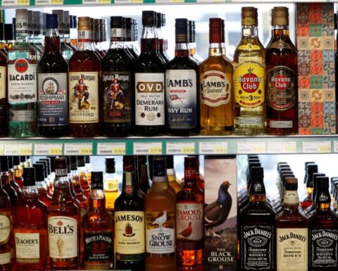 Ограничения на продажу алкоголя в Латвии приводят к закрытию магазинов и росту нелегальных "точек"