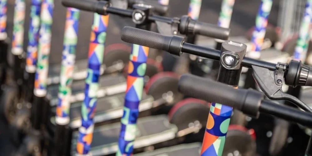 Оператор аренды электросамокатов завершает деятельность в Риге