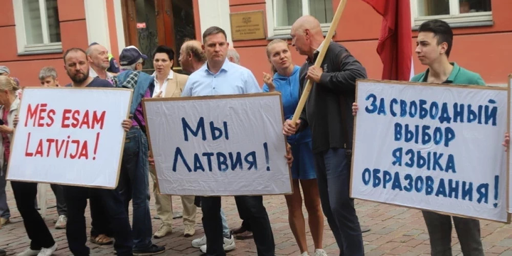Пикет у Сейма Латвии против ограничений обучения на русском языке