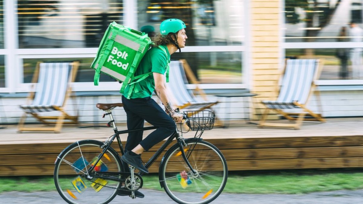 Проверка курьеров по доставке еды в Латвии: соблюдение гигиенических норм под вопросом