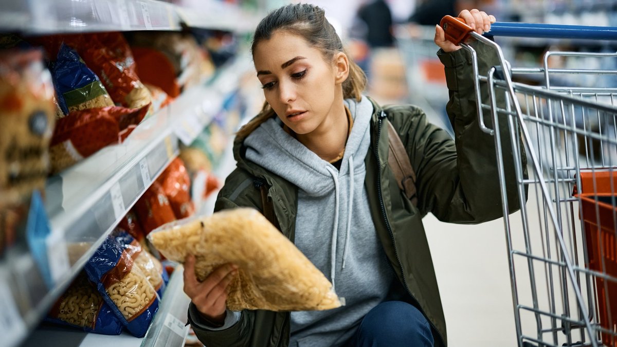 Rimi указывает на человеческий фактор при продаже просроченных продуктов более месяца