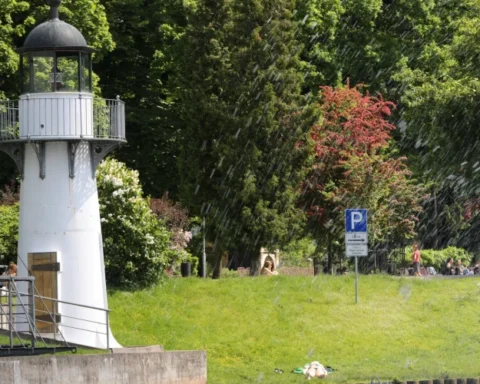 Рижане выражают сожаление по поводу исчезновения маяка из парка Кронвальда