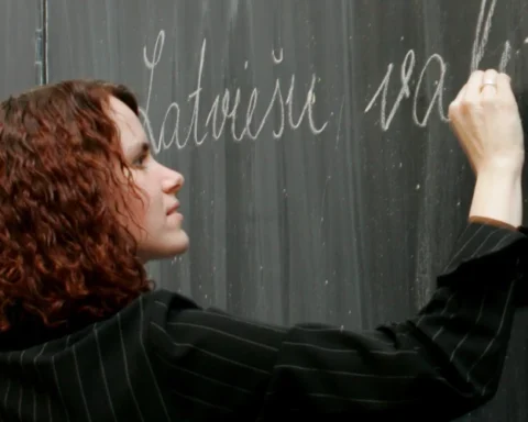 Школы Латвии начинают переход на латышский язык в рамках образовательной реформы