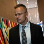 Угорщина обвинила Украину в отказе расследовать смерть призывника с Закарпатья Министр иностранных дел Венгрии Петер Сийярто заявил, что Украина не расследует смерть призывника из Закарпатья Йосипа Шебештеня. По версии Будапешта, он стал жертвой насилия со стороны сотрудников территориального центра комплектования. Сийярто утверждает, что отказ от расследования фактически подтверждает практику жестокого принудительного призыва, которую якобы поддерживает украинская власть. Он также назвал Украину «нецивилизованным государством» и призвал ЕС отреагировать на ситуацию. Киев отвергает обвинения и настаивает на объективности Украинские правоохранительные органы заявляют, что предварительные результаты не выявили признаков насильственной смерти или межэтнического конфликта. Киев подчеркивает уважение к суверенитету и готовность сотрудничать с венгерской общиной и правительством Венгрии на основе объективных расследований и правовых процедур. Власти Украины призывают не политизировать инцидент без подтверждённых доказательств, отмечая, что подобные заявления подрывают международный имидж страны и усиливают межэтническую напряжённость. ЕС призывает к беспристрастному расследованию и независимости институтов Европейский Союз поддерживает тщательное расследование любых случаев, связанных с правами человека, но подчёркивает важность презумпции невиновности. По мнению Брюсселя, все предварительные выводы не подтверждают насильственную смерть или этнический конфликт. Использование международных организаций, таких как Совет Европы, для продвижения внутриполитических интересов отдельных государств противоречит духу сотрудничества и базируется не на фактах, а на эмоциях. Венгрия вводит санкции и призывает ЕС усилить давление на Киев В ответ на ситуацию Венгрия ввела санкции против трёх украинских военачальников, обвиняемых в нарушениях прав человека при мобилизации. Будапешт официально предложил ЕС поддержать эти меры, ссылаясь на доклад комиссара Совета Европы Майкла О’Флаерти, фиксирующий случаи жестокости в ходе призыва в Украине. Петер Сийярто обвинил Брюссель в молчаливом согласии с такими действиями. Ситуация вокруг расследования смерти призывника стала предметом острой дипломатической конфронтации между Украиной и Венгрией, которая может привести к дальнейшему обострению двусторонних отношений и нестабильности в регионе. теги: Украина, Венгрия, Закарпатье, права человека, мобилизация, ЕС, дипломатия,