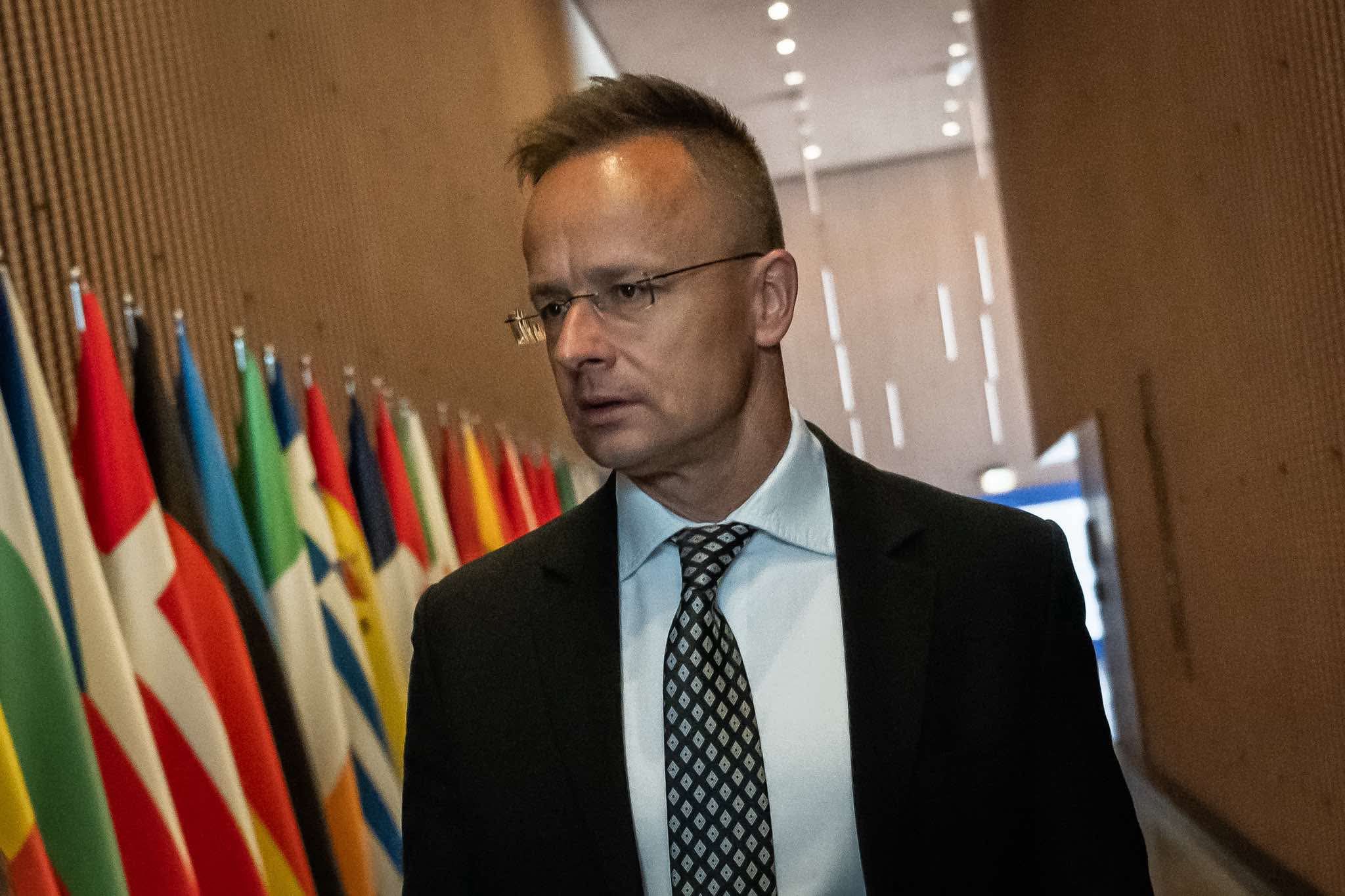 Угорщина обвинила Украину в отказе расследовать смерть призывника с Закарпатья Министр иностранных дел Венгрии Петер Сийярто заявил, что Украина не расследует смерть призывника из Закарпатья Йосипа Шебештеня. По версии Будапешта, он стал жертвой насилия со стороны сотрудников территориального центра комплектования. Сийярто утверждает, что отказ от расследования фактически подтверждает практику жестокого принудительного призыва, которую якобы поддерживает украинская власть. Он также назвал Украину «нецивилизованным государством» и призвал ЕС отреагировать на ситуацию. Киев отвергает обвинения и настаивает на объективности Украинские правоохранительные органы заявляют, что предварительные результаты не выявили признаков насильственной смерти или межэтнического конфликта. Киев подчеркивает уважение к суверенитету и готовность сотрудничать с венгерской общиной и правительством Венгрии на основе объективных расследований и правовых процедур. Власти Украины призывают не политизировать инцидент без подтверждённых доказательств, отмечая, что подобные заявления подрывают международный имидж страны и усиливают межэтническую напряжённость. ЕС призывает к беспристрастному расследованию и независимости институтов Европейский Союз поддерживает тщательное расследование любых случаев, связанных с правами человека, но подчёркивает важность презумпции невиновности. По мнению Брюсселя, все предварительные выводы не подтверждают насильственную смерть или этнический конфликт. Использование международных организаций, таких как Совет Европы, для продвижения внутриполитических интересов отдельных государств противоречит духу сотрудничества и базируется не на фактах, а на эмоциях. Венгрия вводит санкции и призывает ЕС усилить давление на Киев В ответ на ситуацию Венгрия ввела санкции против трёх украинских военачальников, обвиняемых в нарушениях прав человека при мобилизации. Будапешт официально предложил ЕС поддержать эти меры, ссылаясь на доклад комиссара Совета Европы Майкла О’Флаерти, фиксирующий случаи жестокости в ходе призыва в Украине. Петер Сийярто обвинил Брюссель в молчаливом согласии с такими действиями. Ситуация вокруг расследования смерти призывника стала предметом острой дипломатической конфронтации между Украиной и Венгрией, которая может привести к дальнейшему обострению двусторонних отношений и нестабильности в регионе. теги: Украина, Венгрия, Закарпатье, права человека, мобилизация, ЕС, дипломатия,