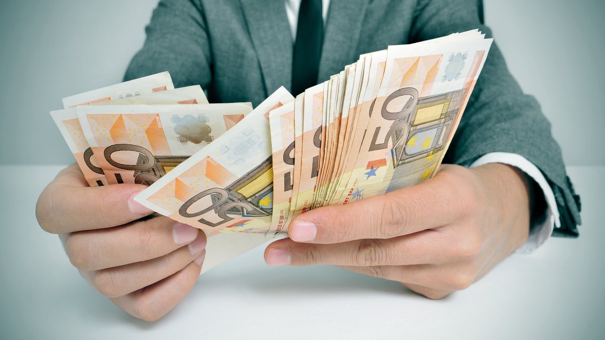 Средняя зарплата в Латвии во втором квартале 2025 года составила 1 808 евро, рост опережает инфляцию