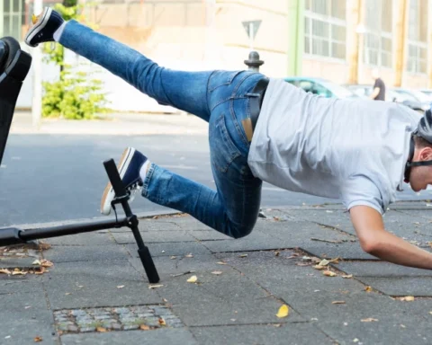 Страховые случаи с самокатами в Латвии: травмы пешеходов и проблемы с страховкой