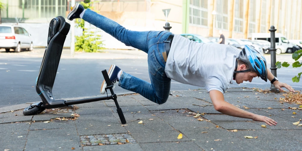 Страховые случаи с самокатами в Латвии: травмы пешеходов и проблемы с страховкой