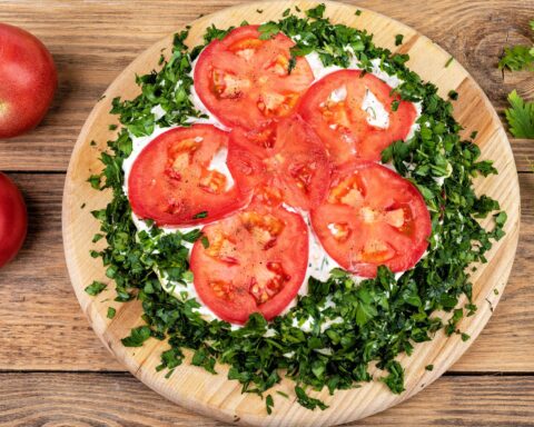 Торт из кабачков с ветчиной и помидорами