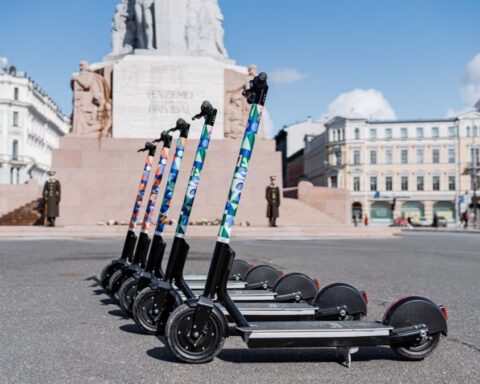 Tuul прекращает услуги проката электросамокатов в Риге из-за стратегических изменений