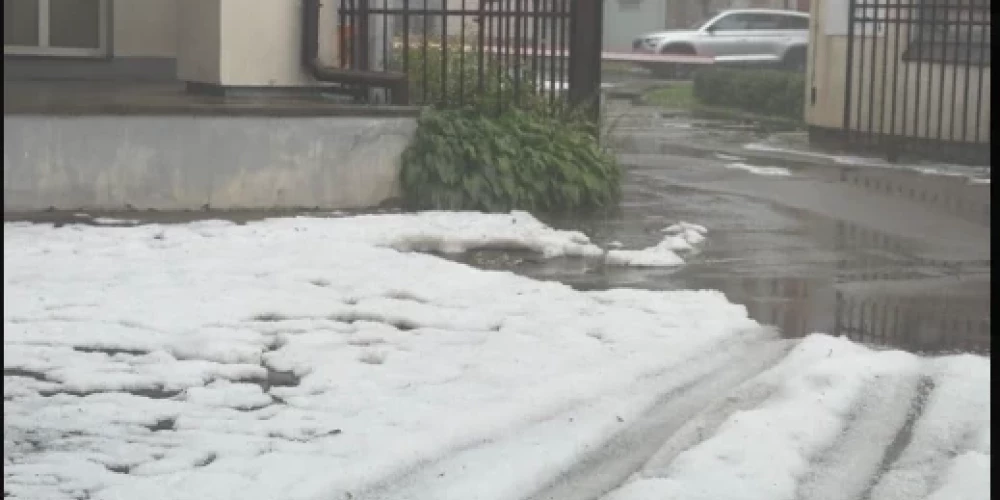 У здания Rīgas siltums зафиксирован "первый снег" в августе