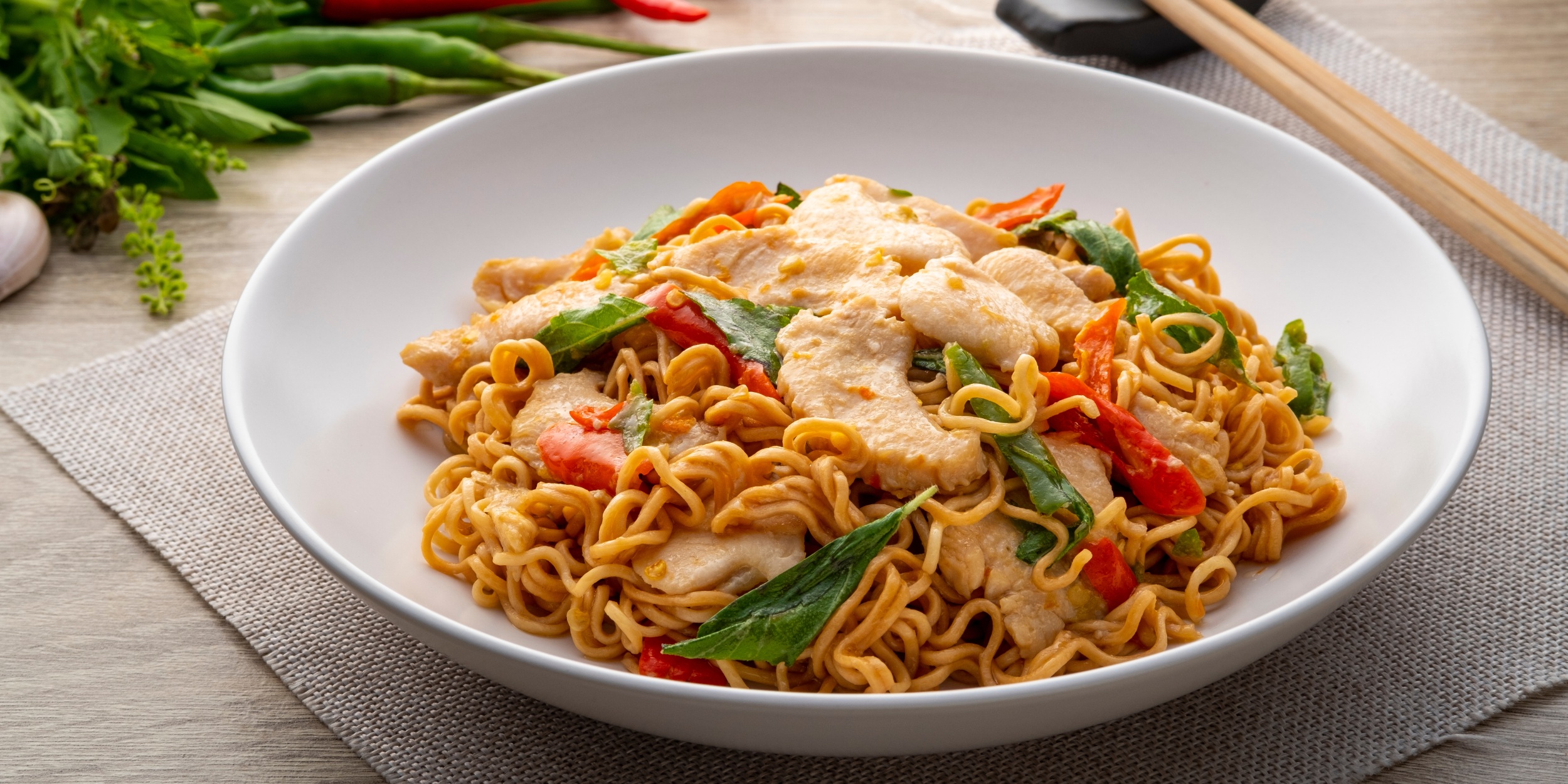 Ужин из курицы и лапши быстрого приготовления за 20 минут