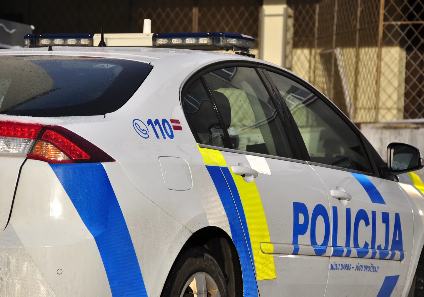 В центре Риги водитель электросамоката попал под трамвай, просят очевидцев отозваться