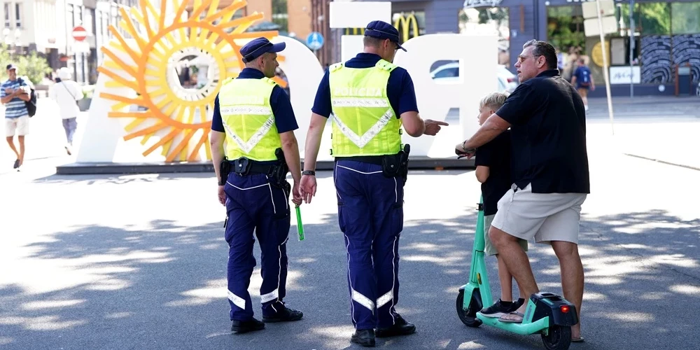 В Латвии обсуждают запрет самокатов и велосипедов на тротуарах для безопасности пешеходов