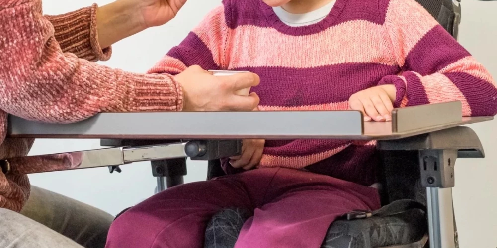 В Латвии юноша с тяжелыми нарушениями здоровья достиг критического истощения на гособеспечении