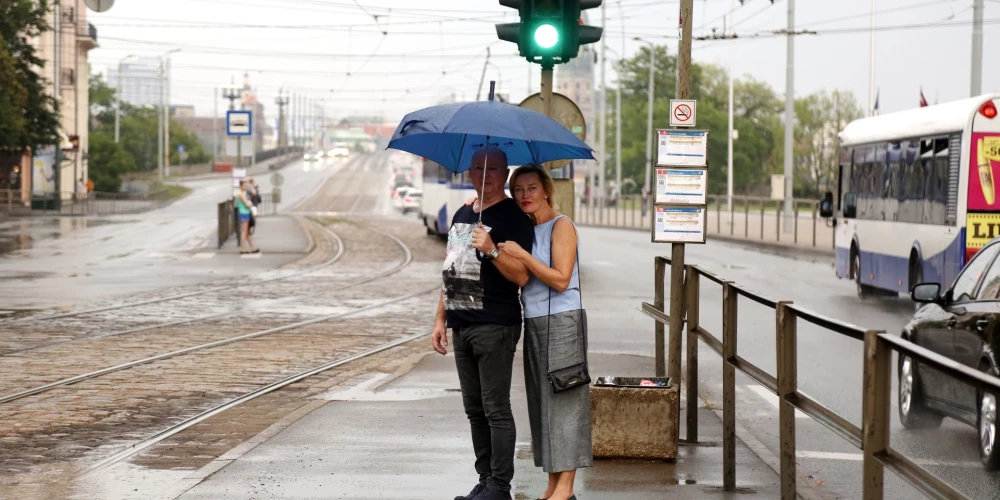 В воскресенье в Латвии ожидаются дожди и грозы, температура до +17 градусов