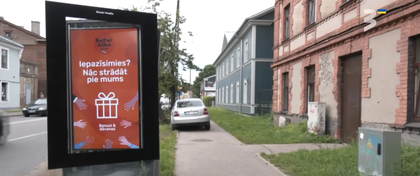 Водитель врезался в рекламный щит, уверяя в попытке избежать столкновения