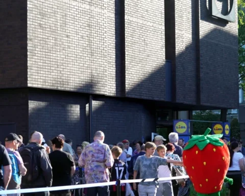 Жительница Бауски провела 12 часов в очереди за подарочной картой Lidl на 30 евро