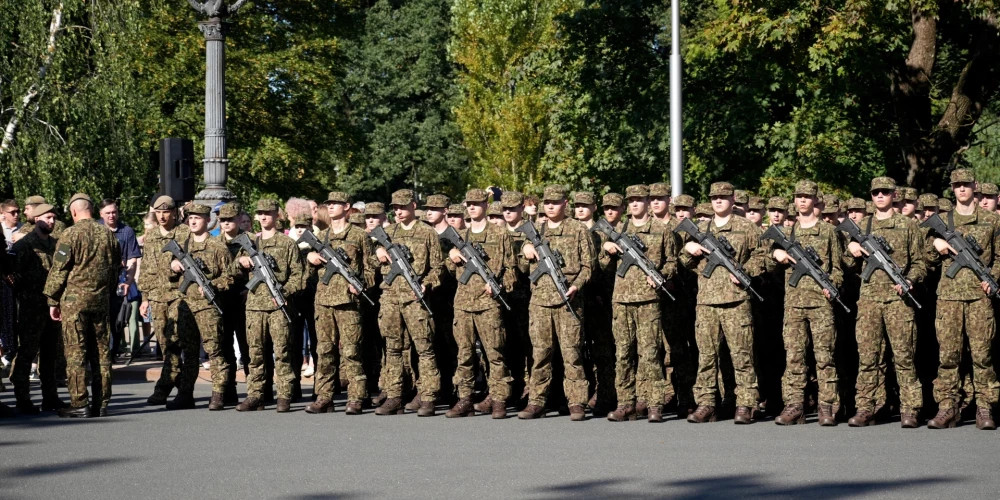 450 новобранцев присягнули у памятника Свободы в Риге