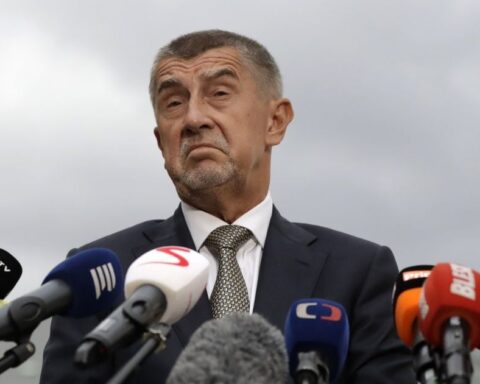 Бабиш пообещал свернуть инициативу по поставкам боеприпасов Украине