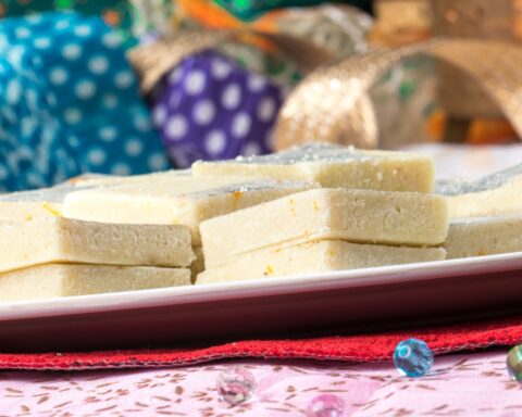 Бурфи из кешью — индийские сладости из орехов