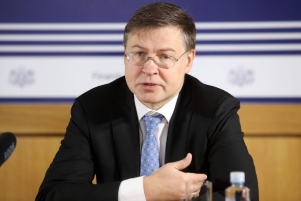 Домбровскис: ЕС не введет ограничения на покупку нефти из России в новом пакете санкций