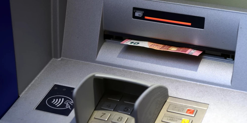 Крупнейший банк Латвии вновь снизил лимиты на снятие наличных для клиентов