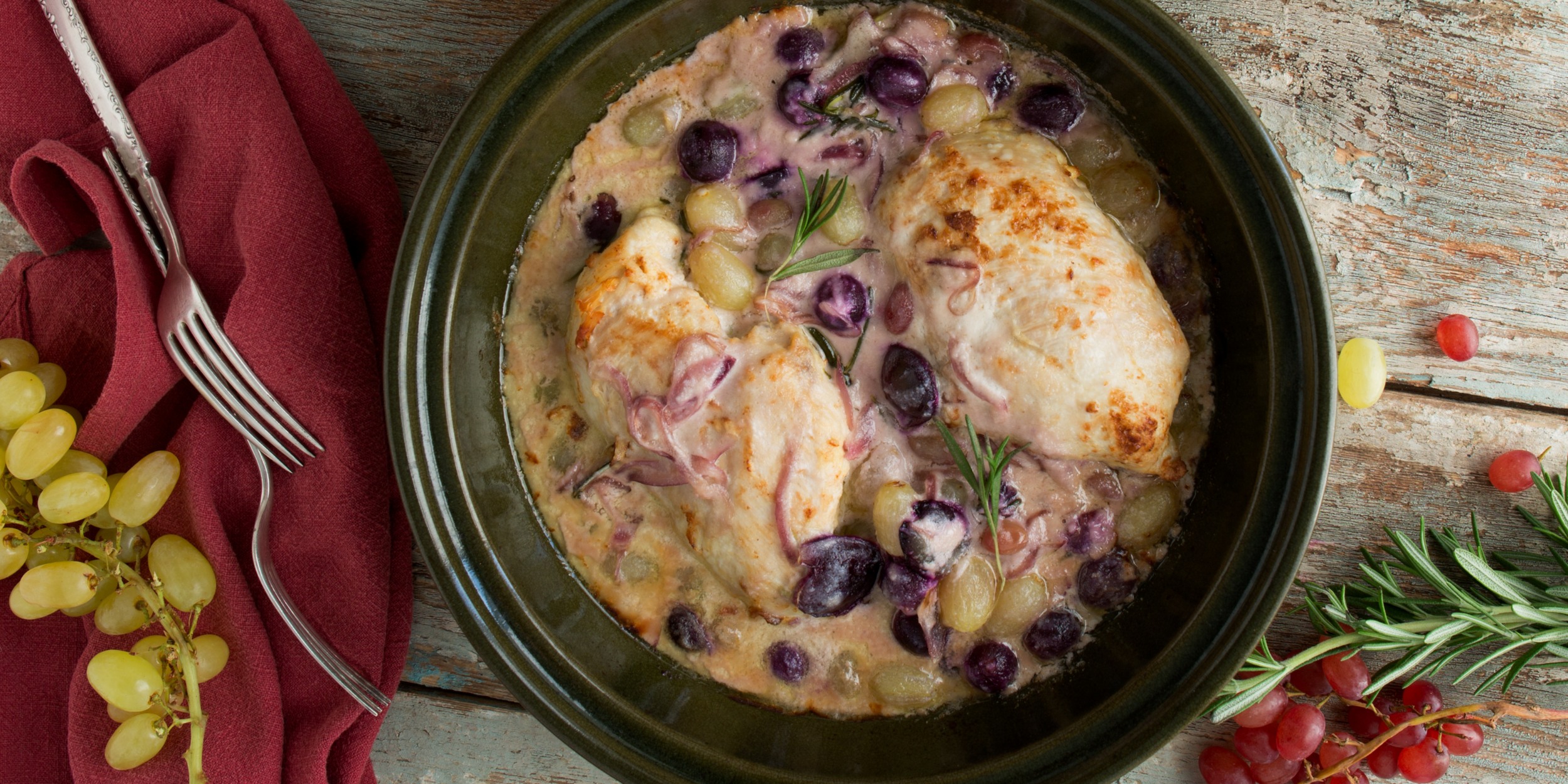 Куриная грудка в сливочном соусе с виноградом