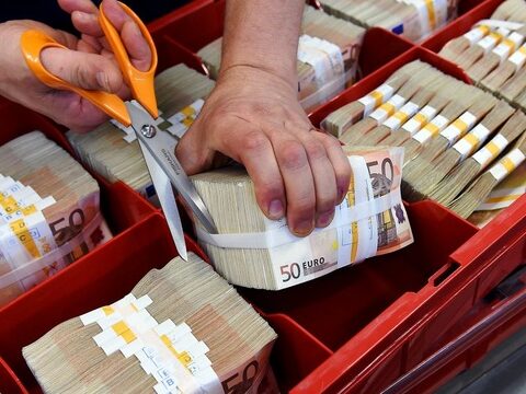 Латвия заняла 1,25 миллиарда евро на международных финансовых рынках, увеличивая внешний долг