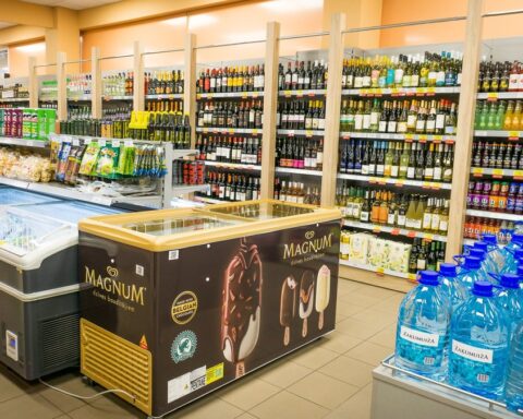 Магазины в Латвии могут изменить часы работы из-за новых правил продажи алкоголя