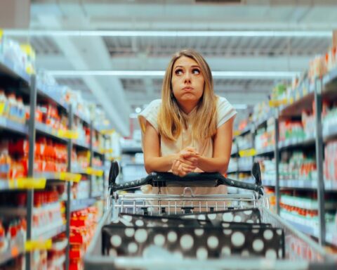 Опрос: доля покупателей со скидками в Латвии снизилась на 30%