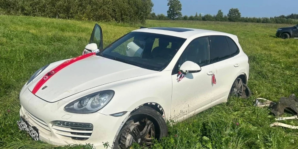 Пограничники задержали эстонца, перевозившего 14 нелегальных иммигрантов в Porsche