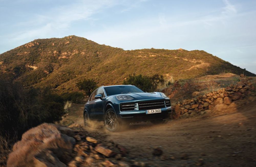 Porsche Cayenne отмечает 23 года: эволюция спортивного внедорожника и его влияние на индустрию SUV