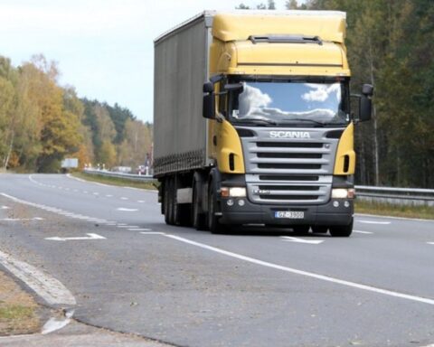 Правительство Латвии планирует повысить дорожные сборы для грузовиков с 1 января 2025 года