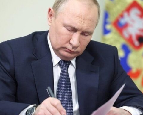 Путин подписал указ о повышении окладов госслужащих на 7,6% с октября