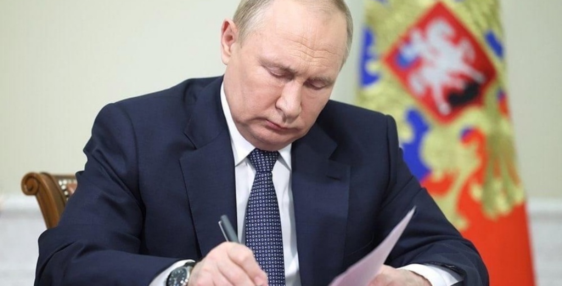 Путин подписал указ о повышении окладов госслужащих на 7,6% с октября