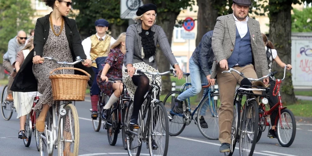 Рижане и гости города устроили ретро-поездку на велосипедах по улицам Риги