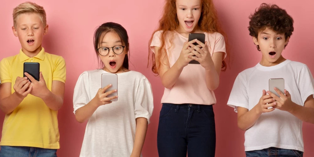 Родители требуют запрета на использование смартфонов в школах Латвии для всех классов