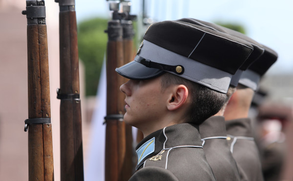 С 10 октября у Памятника Свободы и Рижского замка отменён почётный караул