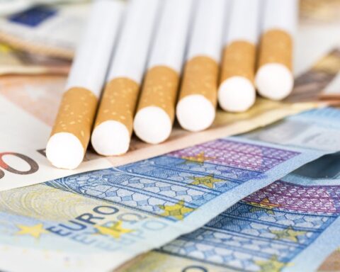 С 2026 года в Латвии увеличат акцизы на табак, алкоголь и налоги на азартные игры