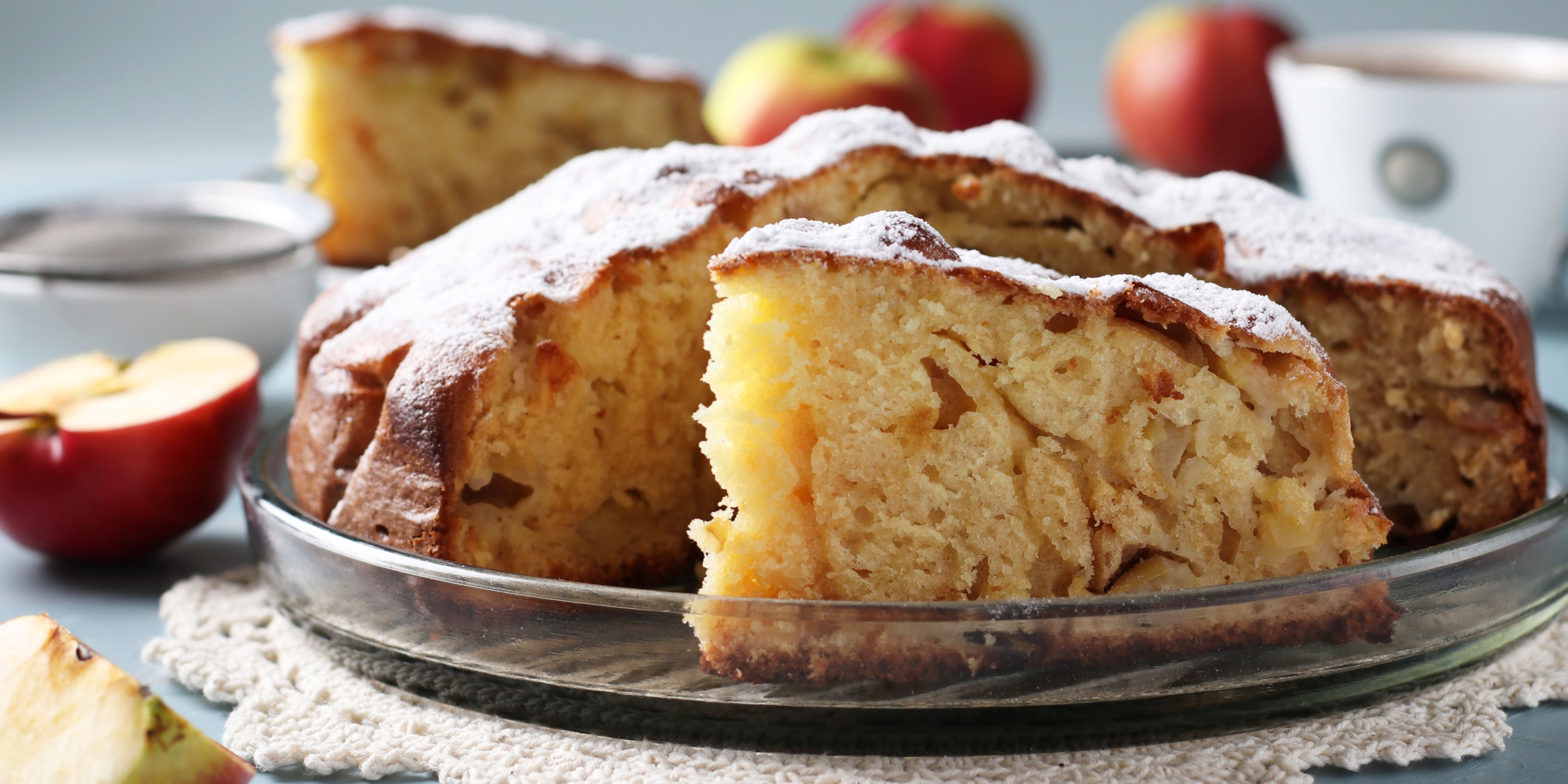 Шарлотка с манкой и яблоками на кефире