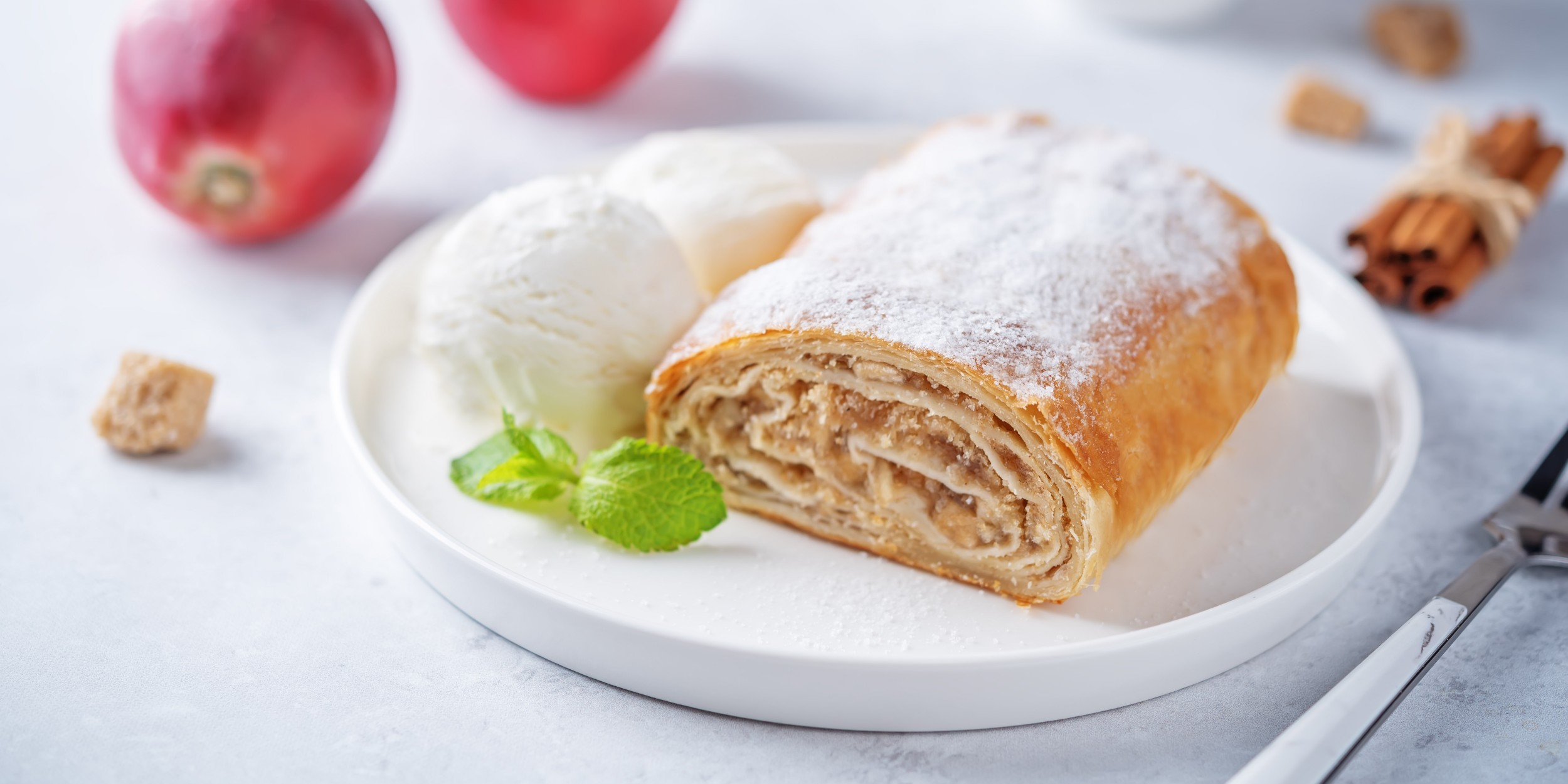 Штрудель из лаваша с яблоками, запеченный в духовке