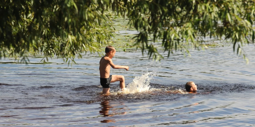 Температура воды в Риге достигла +20 градусов: муниципальная полиция рекомендует купаться в безопасных зонах