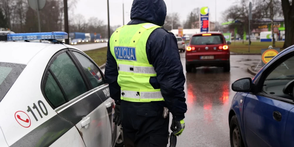 В Даугавпилсе водитель, нарушивший правила, поблагодарил полицию за работу